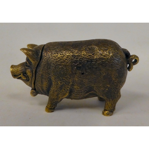 32 - A brass novelty vesta case, fashioned as a pig with a hinged cap