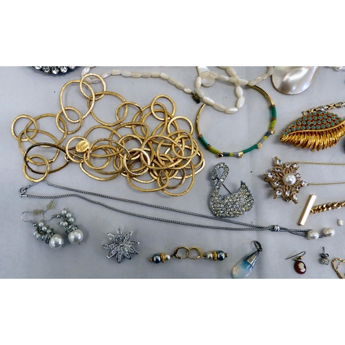 342 - Costume jewellery: to include a yellow metal leaf design brooch