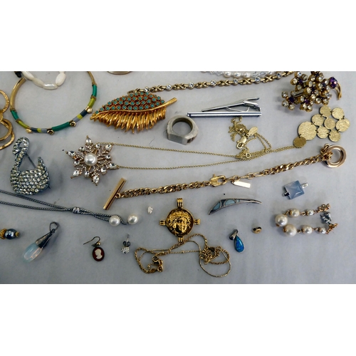 342 - Costume jewellery: to include a yellow metal leaf design brooch