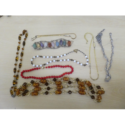 81 - Costume jewellery and items of personal ornament: to include necklaces; and a white metal cigarette ... 