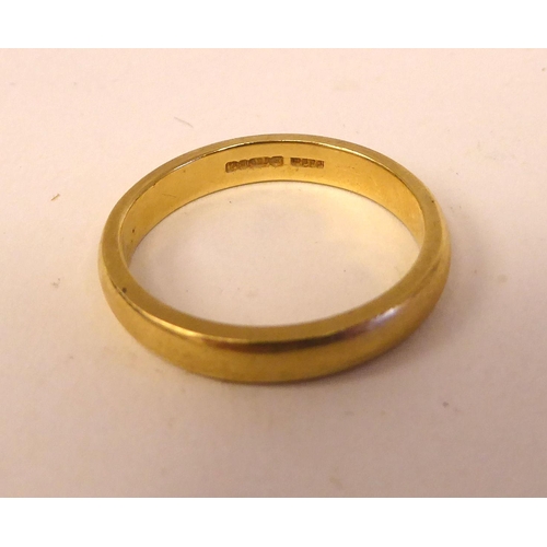 29 - An 18ct gold wedding band