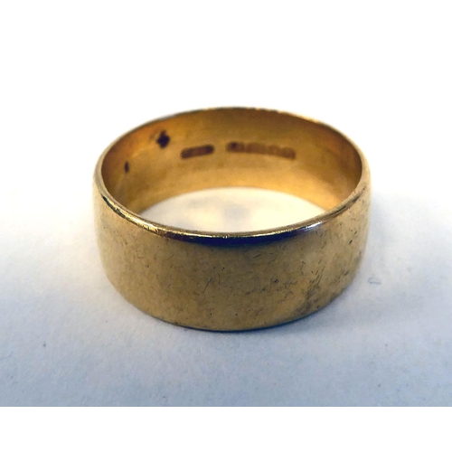 30 - A 22ct gold wedding band