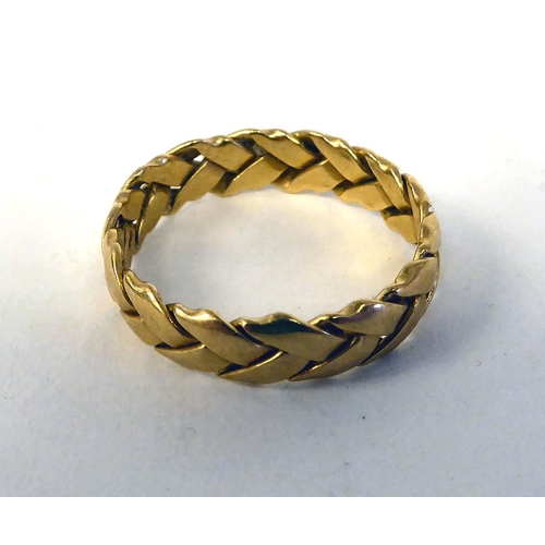 31 - An 18ct gold wedding band