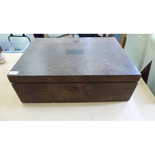 147 - An early 20thC R&S Garrard & Co oak (empty) canteen chest with straight sides and a hinged l... 