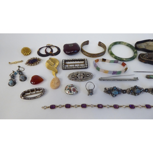 104 - Costume jewellery: to include bead necklaces, bangles and brooches