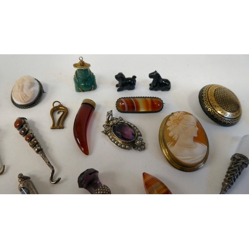 117 - Collectables: to include Victorian button hooks and various piquetworked and hardstone brooches