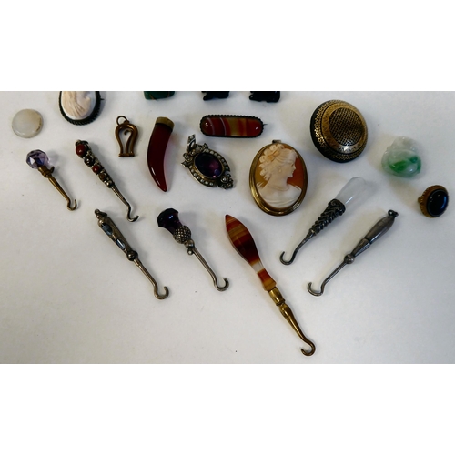 117 - Collectables: to include Victorian button hooks and various piquetworked and hardstone brooches