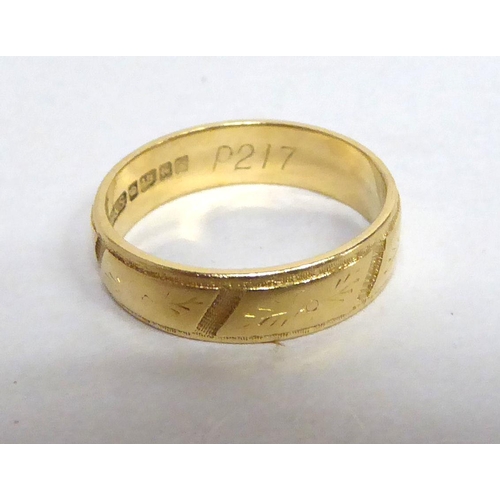 187 - An 18ct gold wedding band