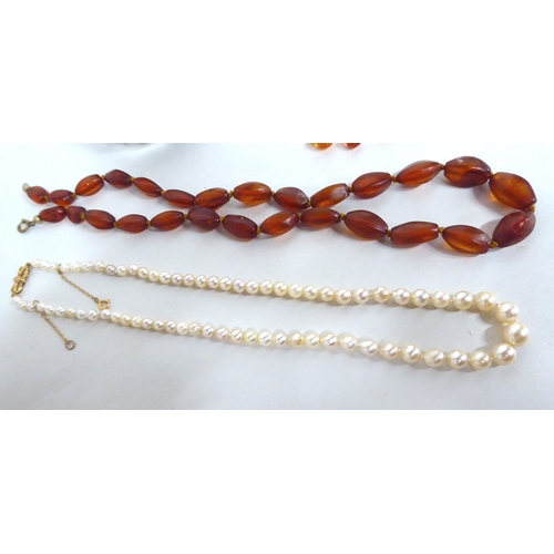 208 - Jewellery: to include a graduated cultured pearl necklace with a 9ct gold clasp