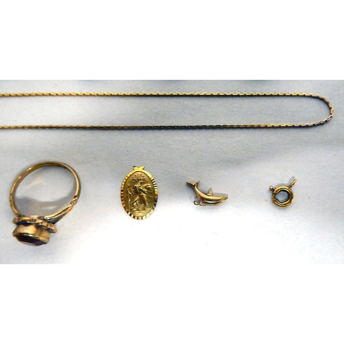 216 - 9ct gold jewellery: to include a 9ct gold pendant cross