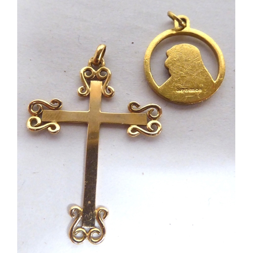 216 - 9ct gold jewellery: to include a 9ct gold pendant cross