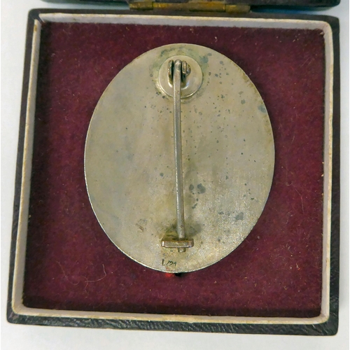 224 - A German Third Reich era, silvered Wound badge  cased(Please Note: this lot is subject to the s... 