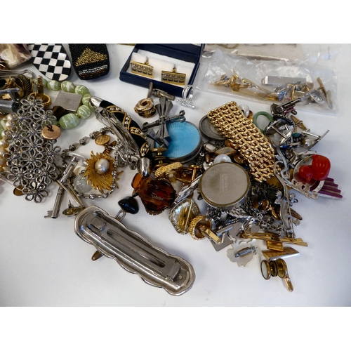 305 - Costume jewellery and powder compacts: to include bead necklaces and rings