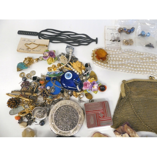 305 - Costume jewellery and powder compacts: to include bead necklaces and rings