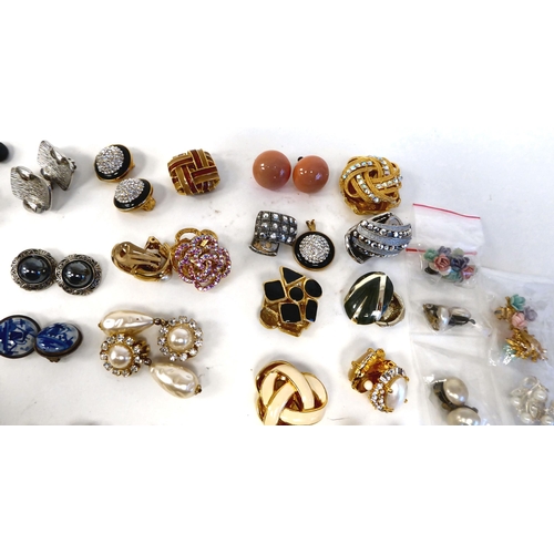 337 - A quantity of costume jewellery earrings, some paste set