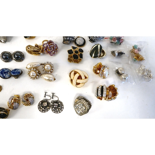 337 - A quantity of costume jewellery earrings, some paste set