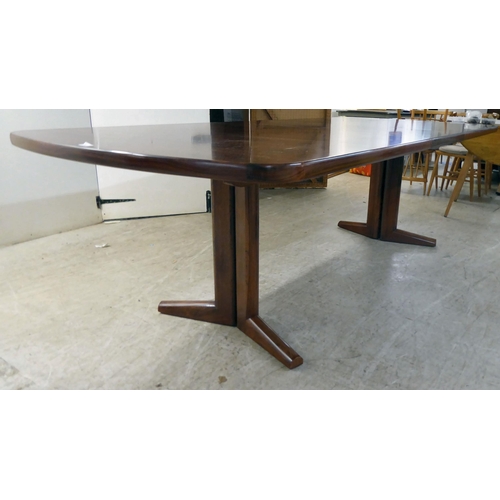 362 - A mid century France & Son rosewood extending dining table, raised on column uprights and splaye... 