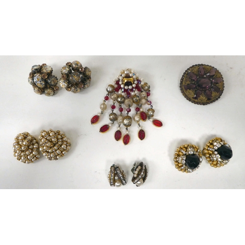 363 - Vintage costume jewellery: to include earrings; and brooches