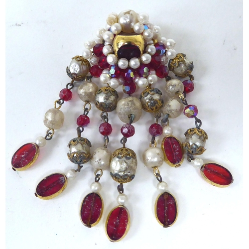 363 - Vintage costume jewellery: to include earrings; and brooches