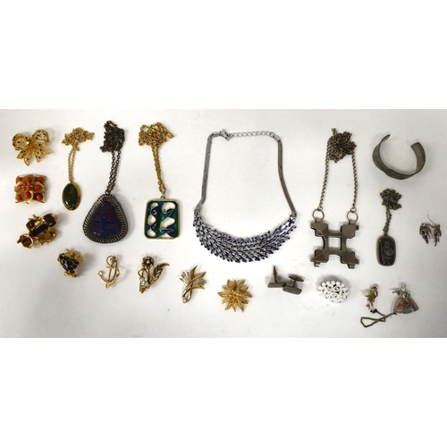 380 - Vintage costume jewellery: to include pendants; and brooches