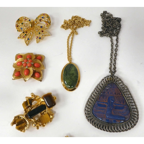 380 - Vintage costume jewellery: to include pendants; and brooches