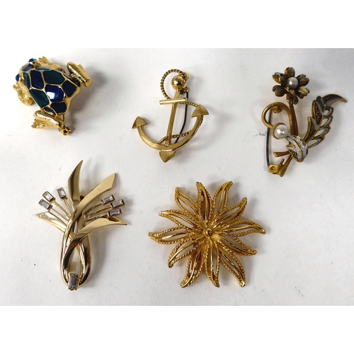 380 - Vintage costume jewellery: to include pendants; and brooches