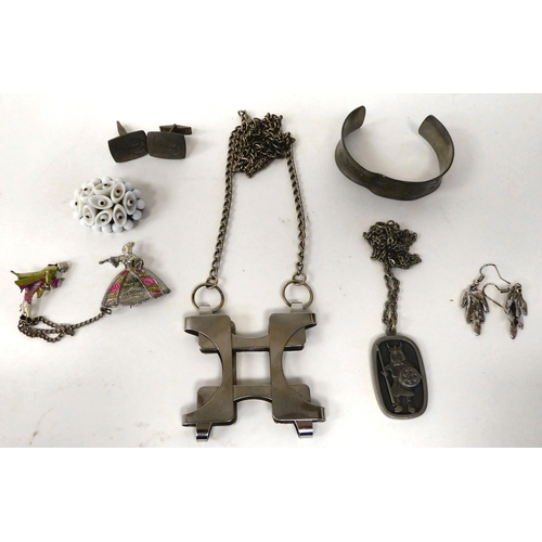 380 - Vintage costume jewellery: to include pendants; and brooches