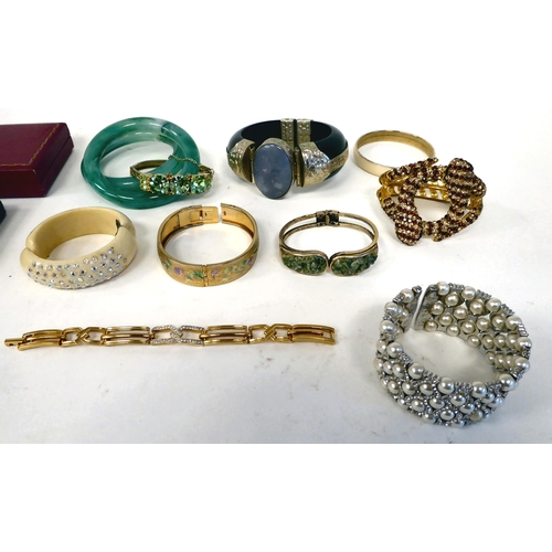 382 - Various retailer's (empty) presentation boxes; and a quantity of bracelets and earrings