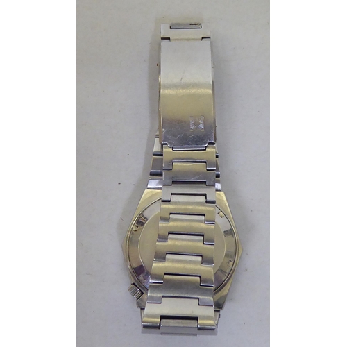 14 - A Zenith stainless steel cased automatic bracelet watch, faced by a baton dial