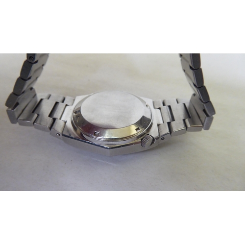 14 - A Zenith stainless steel cased automatic bracelet watch, faced by a baton dial