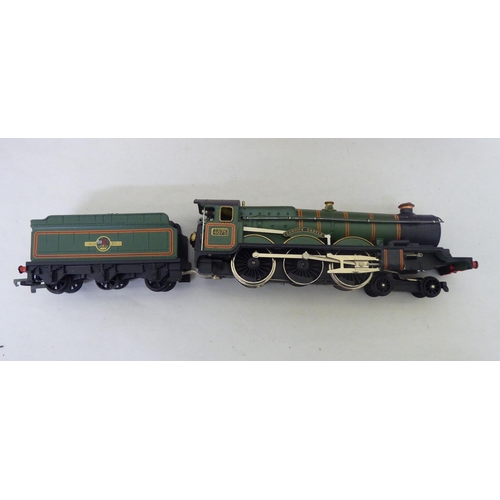 301 - A Tri-ang Wrenn 00 gauge Cardiff Castle 4-6-0 locomotive and tender; and eight passenger coaches