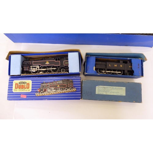 302 - Model railway accessories: to include a Hornby 2-6-4 locomotive; a 0-6-2 locomotive; and a set compr... 