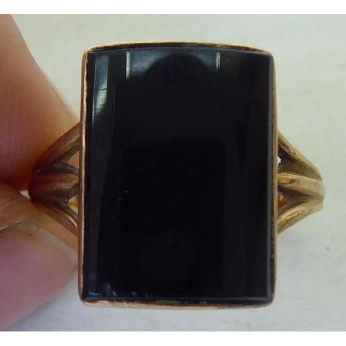 378 - A 9ct gold onyx set signet ring