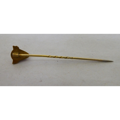 379 - A yellow metal scarf pin with a bull's head finial