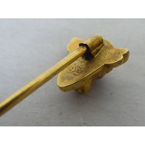 379 - A yellow metal scarf pin with a bull's head finial