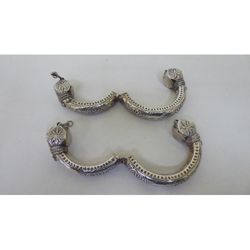 386 - White metal jewellery: to include a North African Bangle