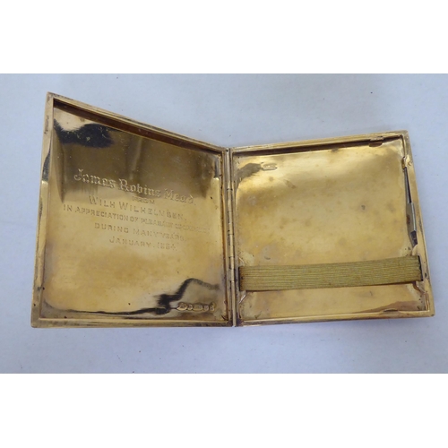 389 - A 9ct gold cigarette case with an engine turned, hinged body  (approx. 107 grams)