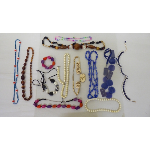 54 - Costume jewellery and items of personal ornament: to include necklaces; and bracelets