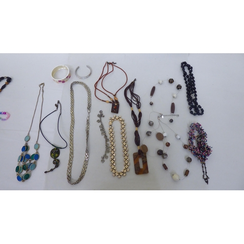 54 - Costume jewellery and items of personal ornament: to include necklaces; and bracelets