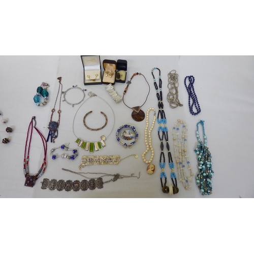 54 - Costume jewellery and items of personal ornament: to include necklaces; and bracelets