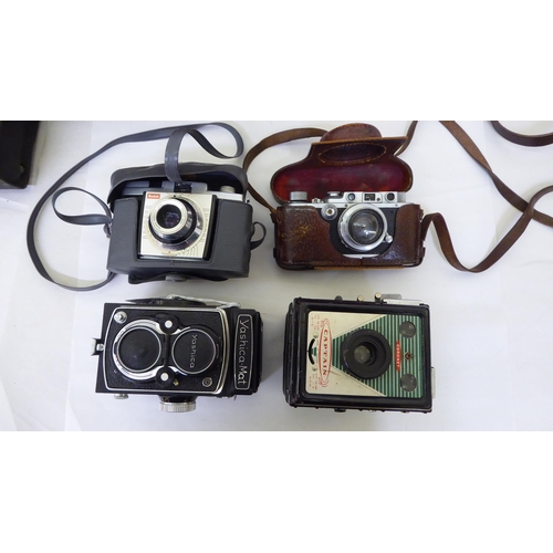 205 - Photographic equipment and accessories: to include a Rolleiflex Synchro Compur camera