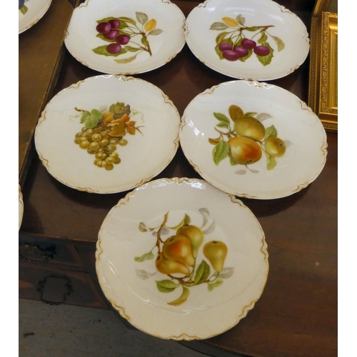 316 - A set of eight Bavarian porcelain plates, decorated with soft fruit  8