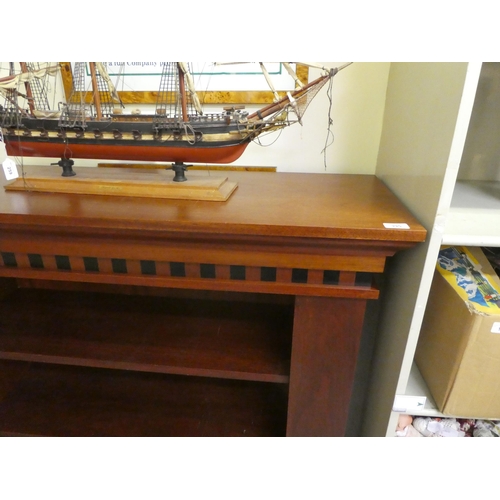 395 - A modern mahogany finished bookcase with two height adjustable shelves, on a plinth  50