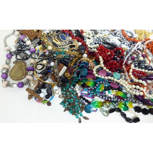 27 - Costume jewellery: to include faux pearls; and coloured bead necklaces