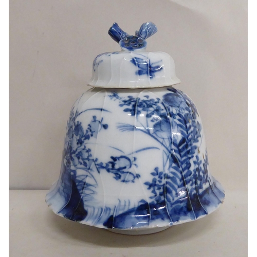 68 - A circa 1920/30s Oriental porcelain inkwell, decorated in blue and white  5