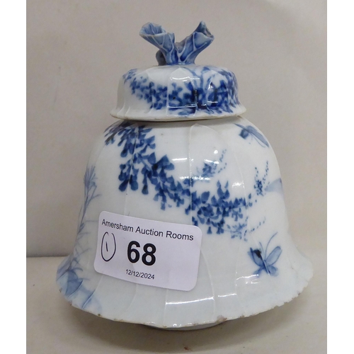 68 - A circa 1920/30s Oriental porcelain inkwell, decorated in blue and white  5