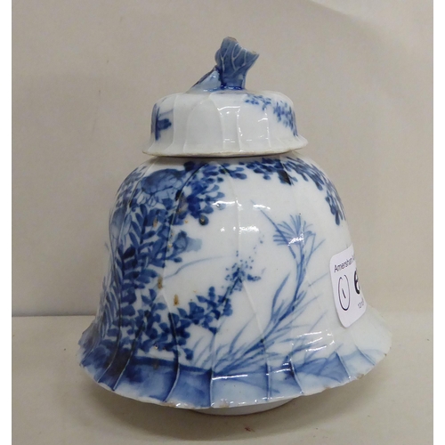 68 - A circa 1920/30s Oriental porcelain inkwell, decorated in blue and white  5