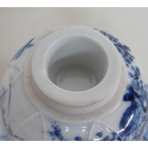 68 - A circa 1920/30s Oriental porcelain inkwell, decorated in blue and white  5