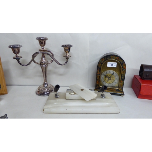 91 - A mixed lot: to include an early/mid 20thC chinoiserie cased mantel clock; faced by an Arabic dial a... 