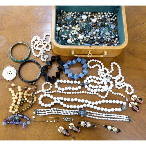 242 - Costume jewellery: to include simulated pearls; loose coloured stones; and items of personal ornamen... 